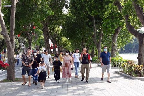 Ngày đầu nghỉ lễ Quốc khánh 2/9, các điểm vui chơi ở Hà Nội vắng vẻ