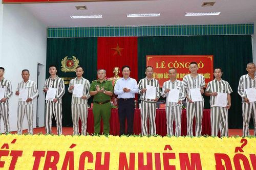 Phó Thủ tướng Thường trực Phạm Bình Minh trao quyết định đặc xá tại Trại Vĩnh Quang