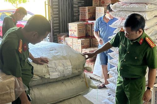 Phát hiện số lượng lớn thực phẩm, bánh kẹo không rõ nguồn gốc