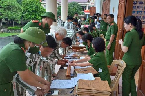 Hàng ngàn phạm nhân được đặc xá nhận CCCD gắn chip trước khi hòa nhập cộng đồng