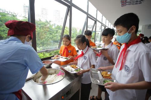 Hà Nội nỗ lực xóa mối lo mất an toàn thực phẩm bữa ăn bán trú