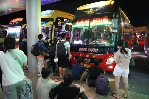 Bến xe, sân bay Đà Nẵng nhộn nhịp hành khách dịp lễ