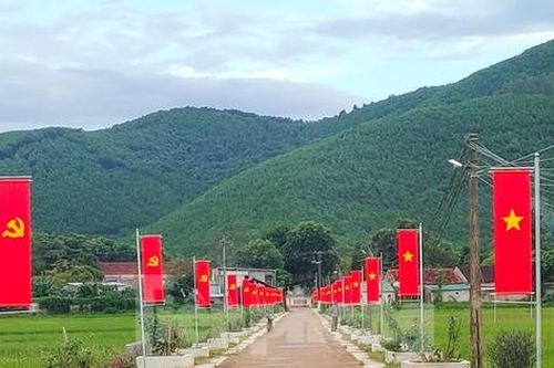 Đường quê rợp cờ đỏ sao vàng mừng ngày Quốc khánh 2/9