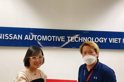 Nissan tặng bánh Trung thu 'sợi vàng' tiền tỷ cho nhân viên