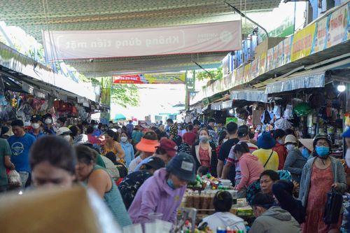 Chợ ẩm thực Đà Nẵng kín khách ngày đầu nghỉ lễ