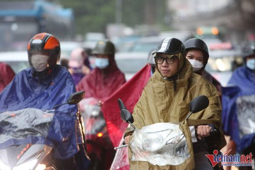 Rời Hà Nội nghỉ lễ 2/9, người dân chôn chân dưới mưa, ùn dài 8km