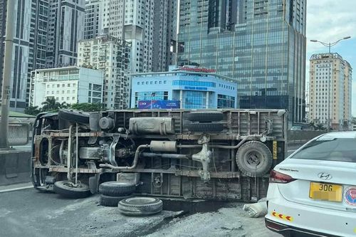Xe tải gãy trục bánh lật chắn ngang đường Vành đai 3 trên cao
