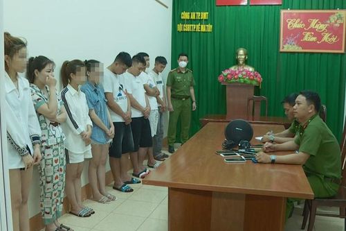 Nhóm thanh niên nam nữ tổ chức xả stress bằng 'tiệc' ma túy