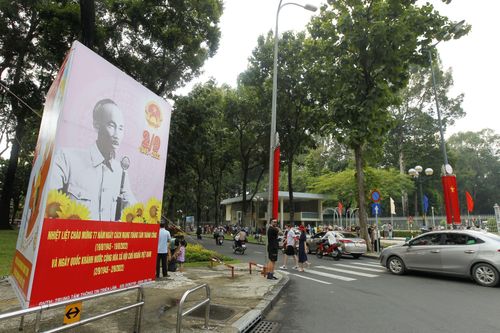 Hình ảnh TP Hồ Chí Minh trang hoàng đường phố chào mừng Quốc khánh