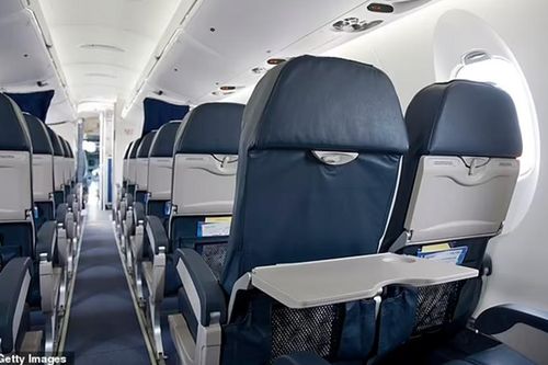Tiếp viên hàng không tiết lộ nơi 'bẩn hơn cả nhà vệ sinh' trên máy bay