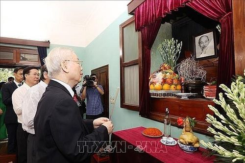 Tổng Bí thư Nguyễn Phú Trọng dâng hương tưởng niệm tại Khu Di tích Chủ tịch Hồ Chí Minh