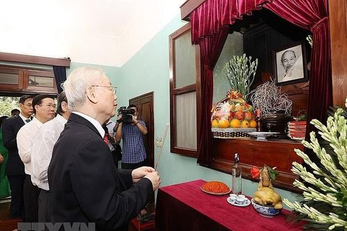 Tổng Bí thư dâng hương tưởng niệm Chủ tịch Hồ Chí Minh dịp Quốc khánh