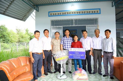 Bàn giao 2 nhà Đại đoàn kết cho hộ nghèo