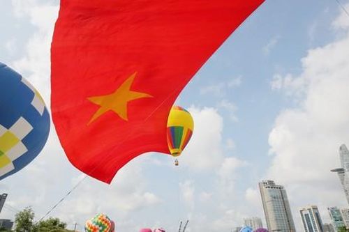 TPHCM: Khinh khí cầu kéo đại kỳ mừng ngày Quốc khánh 2-9
