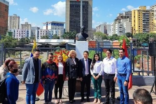 Đại sứ quán Việt Nam tại Venezuela tổ chức trọng thể lễ dâng hoa tại tượng đài Hồ Chí Minh