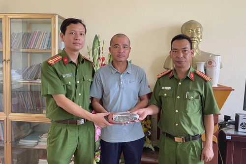 Công an trao trả 180 triệu đồng cho người đánh rơi khi đi mua gia cầm