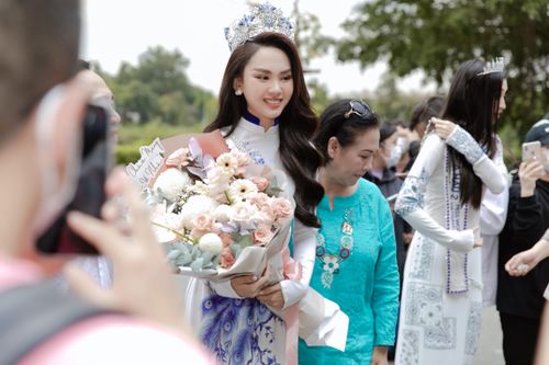 Hoa hậu Mai Phương xúc động trong lần đầu về thăm quê sau đăng quang