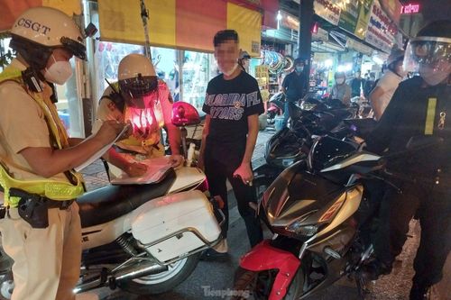 Xuyên đêm theo chân lực lượng 363 Công an TPHCM