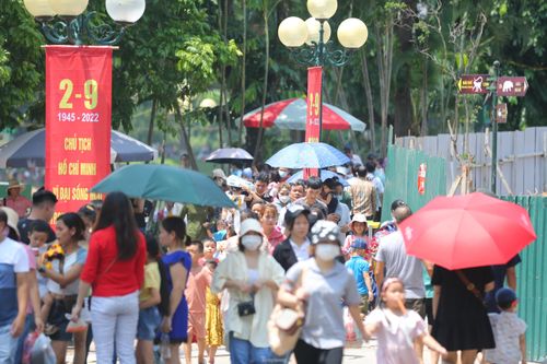 Người Hà Nội chen chúc trong công viên Thủ Lệ ngày 2/9