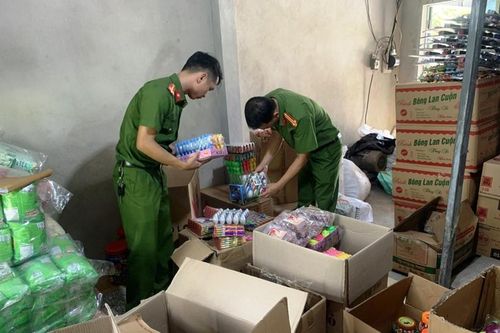 Phát hiện số lượng lớn bánh kẹo không rõ nguồn gốc trước Tết Trung thu