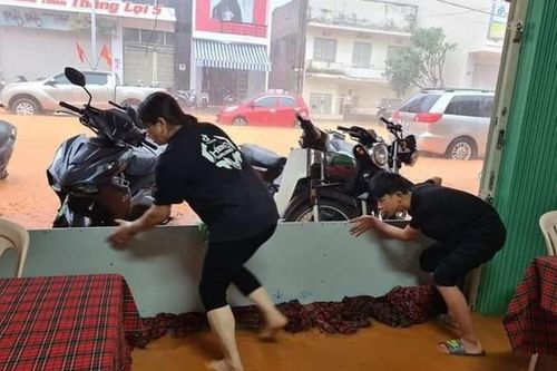 Mặc Đà Lạt mưa lớn, ngập lụt, khách vẫn kéo lên nườm nượp