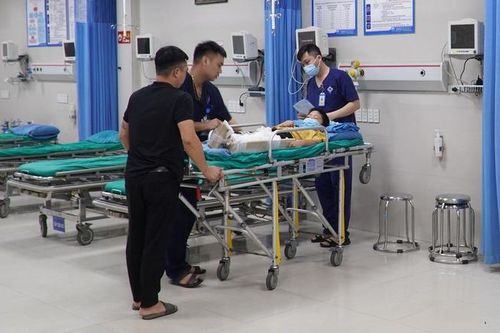 Bé 9 tuổi bị lóc da cẳng chân do tai nạn giao thông