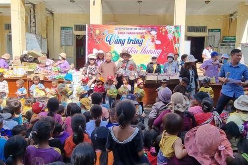 Trao 1.000 phần quà trung thu cho các em học sinh xã Hơ Moong