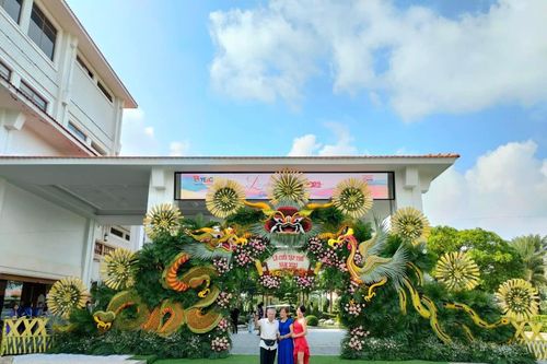 Cổng hoa cưới khủng nhất Việt Nam nhân ngày Quốc Khánh 2/9 do Học viện Neffertiti thực hiện