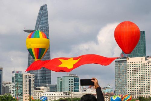 TP.Hồ Chí Minh: Khinh khí cầu đưa quốc kỳ 1.800m2 bay lên bầu trời mừng Quốc khánh 2/9