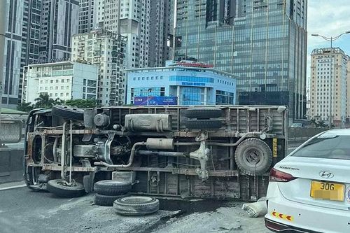 Xe tải lật nghiêng chắn ngang đường vành đai 3