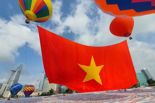TPHCM: Người dân, du khách mãn nhãn với màn biểu diễn khinh khí cầu, dù lượn