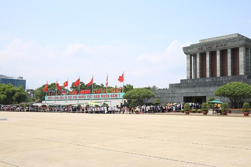 Đồng bào về Thủ đô viếng Bác trong ngày Quốc khánh