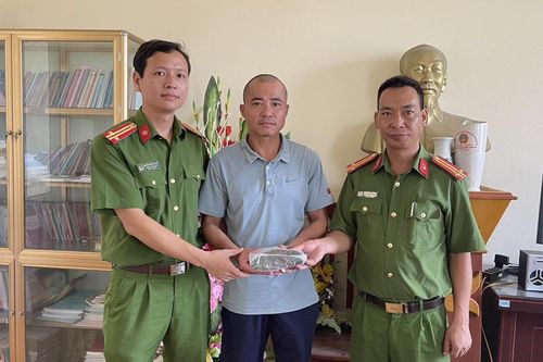 Công an Hà Nội trao trả gần 200 triệu đồng cho 'khổ chủ' đánh rơi