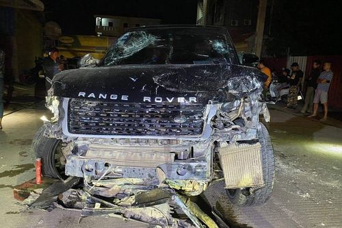 Xe Range Rover nát phần đầu sau khi gây tai nạn liên hoàn ở Phnom Penh