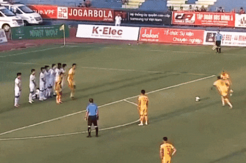 Cú đá xuyên rào tung lưới SLNA