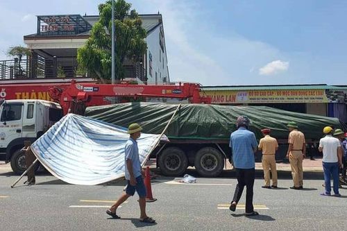Xe tải chở gỗ va chạm với xe đạp khiến một cháu bé tử vong