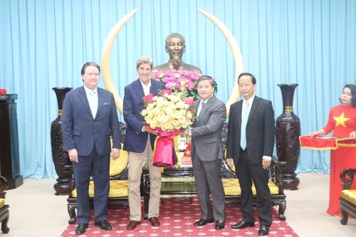 Đặc phái viên của Tổng thống Hoa Kỳ về biến đổi khí hậu làm việc tại Bến Tre