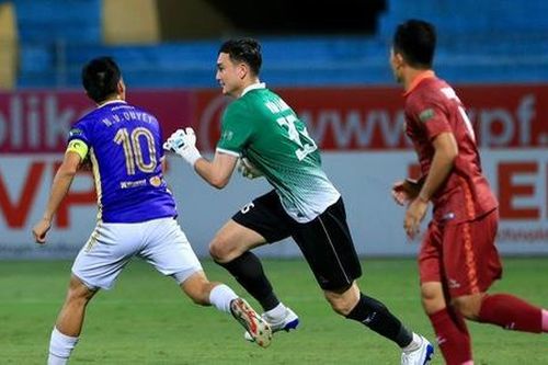 Văn Lâm ra mắt được huấn luyện viên khen hết lời