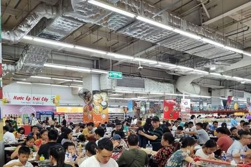 Trung tâm thương mại, siêu thị, nhà hàng ở Hà Nội đông kín khách dịp nghỉ lễ