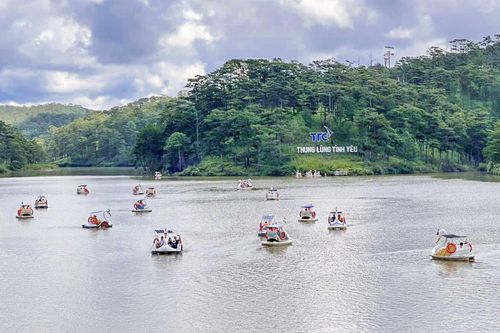 Du khách đổ về Nha Trang, Đà Lạt chơi lễ 2/9