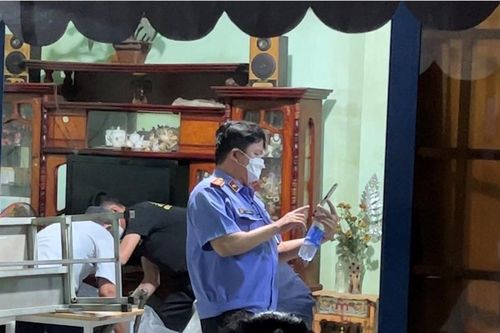 Kiểm sát hiện trường người đàn ông chết bất thường dưới nền nhà