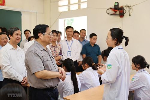 Thủ tướng kiểm tra công tác chuẩn bị khai giảng năm học mới ở Phú Thọ