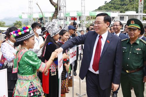 Chủ tịch Quốc hội dự lễ khai giảng năm học mới tại Trường THPT Kỳ Sơn