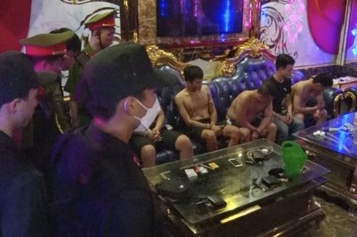 Quảng Bình: Bắt giữ các đối tượng sử dụng ma túy tại quán karaoke Thiên Đường II
