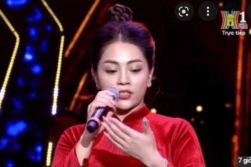 Ca sĩ Khánh Thy hát chênh phô, quên lời trong Chương trình nghệ thuật Sao Tháng Tám