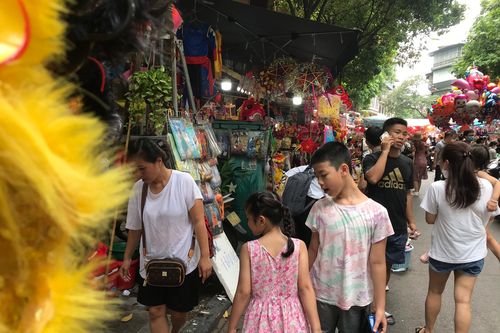 Nhộn nhịp chợ Trung thu Hàng Mã, những nguy cơ tiềm ẩn khó lường