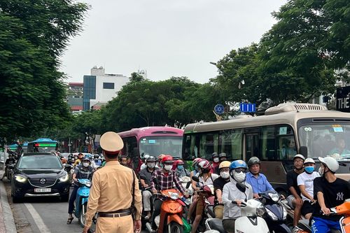 Lái xe 'cù nhầy', đỗ tràn lan quanh bến xe đón trả khách