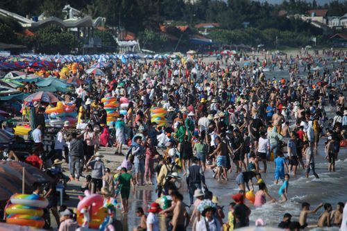 60.000 lượt khách tắm biển Vũng Tàu ngày 3/9