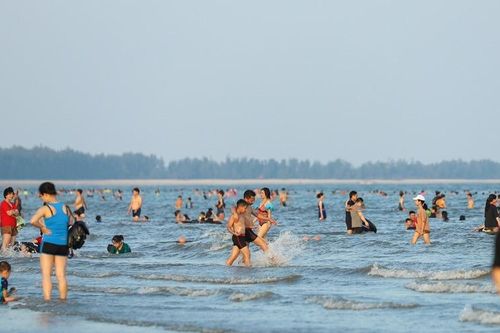 Thông cao tốc mới, du khách đổ về Móng Cái: Dịch vụ quá tải, nhiều người 'quay xe'