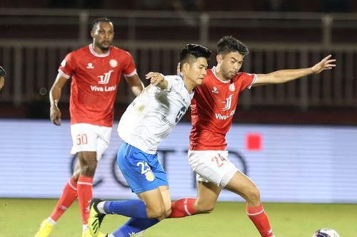 Lee Nguyễn bị khóa chặt, TPHCM thua Nam Định ở 'trận chung kết ngược'